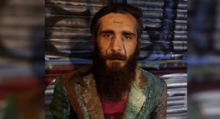 Alnında 'enayi' yazan zehir taciri yakalandı