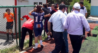 Kadın futbolcular hakemi kovaladı
