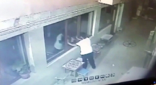 Camiden ayakkabıları çalamayınca çay ocağını soydu