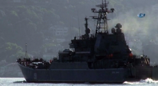 Rus savaş gemileri İstanbul Boğazı’ndan aynı anda geçti