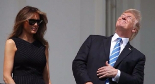 Trump Güneş tutulmasını gözlüksüz izleyince eşi Melania yine rezil oldu