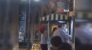 İstanbul´da ATM makinesini döven adam kamerada