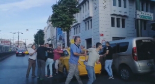 Fatih´te dehşet anları... Taksici tartıştığı yolcusuna bıçak çekerek saldırdı