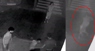 Kadın öğretmene 'uçan tekmeli' saldırı anı kamerada