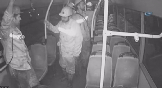 Maden işçileri koltuklar kirlenmesin diye ayakta seyahat etti! O anlar kamerada