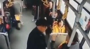 Yaşlı amca kendisine yer vermeyen kadına bakın ne yaptı