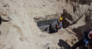 Kaçak kazıda ortaya çıkan lahit açıldı