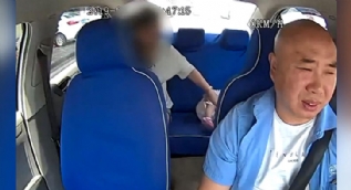 Taksici, bebeğini darp eden kadını polise teslim etti