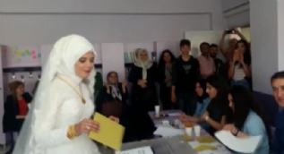 Gelinliğiyle oyunu kullandı