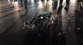 Motosiklet kamyona çarptı: 1 ölü