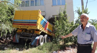 Kütahya'da freni patlayan kamyon eve girdi