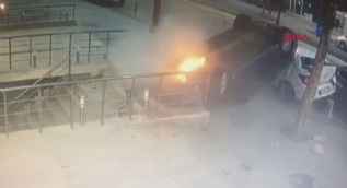 Üsküdar´da takla atan araç kaldırıma düştü, yayalar son anda kurtuldu