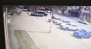 Feci kaza! Ayakkabılarının bağcıklarını bağlarken...