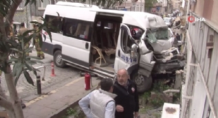 Beşiktaş’ta feci kaza...Freni patlayan servis minibüsü apartmana daldı