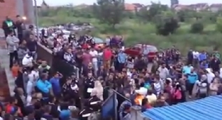 Sırbistan'da halk caminin yıkılmasını engelledi