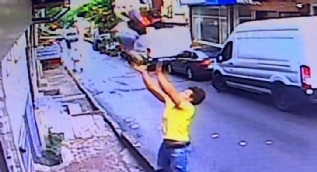İstanbul´da yürekleri ağza getiren anlar! Havada yakaladı