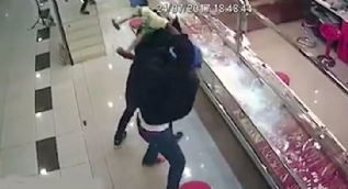 Kuyumcuyu soymaya çalışan hırsızlar şakına döndü
