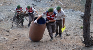 Dağdaki uyuşturucu tarlası için yağmur suyu biriktirmişler