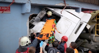 Hafriyat kamyonu yoldan çıkarak bir iş yerine girdi