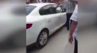 CHP´liler TRT aracına saldırdı