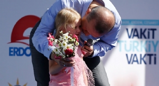 AK Parti Isparta mitingine,küçük kız damga vurdu