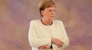 Almanya Başbakanı Angela Merkel yine titrerken görüntülendi