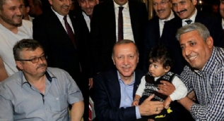 Erdoğan, iftardan sonra vatandaşlarla bir araya geldi