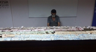 Dilencinin üstünden çıkan parayı 8 zabıta ancak sayabildi