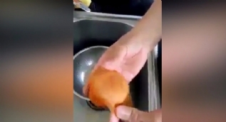 Hazır keki soğuk suyla yıkadı, çıkan sonuç hayrete düşürdü