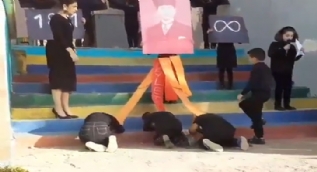 Skandal! 10 Kasım´da öğrencilere secde ettirdi