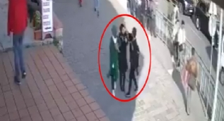 Karaköy´de başörtülü kızlara çirkin saldırı