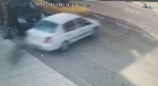 Beğendiği aracı kontrol ederken bir anda gaza basınca...