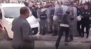 HDP´li vekil polis kalkanına kafa attı! Sonra bayıldı...