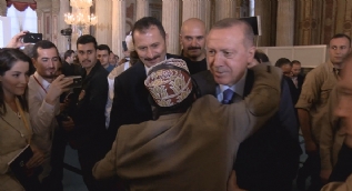 Afrikalı katılımcı, Cumhurbaşkanı Erdoğan’a ‘Reis’ diye seslenerek sarıldı