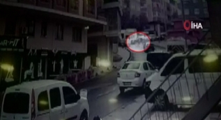 Genç kız tıka basa dolu yolcu minibüsünde böyle düştü