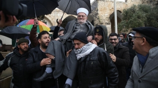 İsrail'in yasağını deldi, Aksa'ya omuzlarda girdi