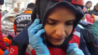 Arama kurtarma görevlisinin enkaz altındaki bir depremzedeyle görüşme anı