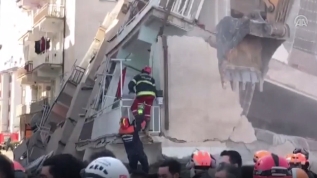 Türk bayrağını enkaz altında bırakmadılar