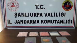 Şanlıurfa'da tezek yığını altında uyuşturucu hap ele geçirildi