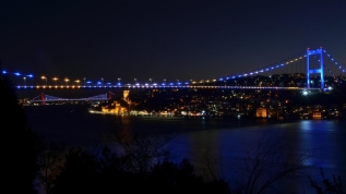 İstanbul'un iki köprüsü Kosova bayrağı renklerine büründü