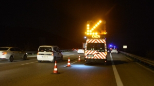 Lastiği patlayan araca yardım edenlere kamyonet çarptı: 1 ölü, 4 yaralı