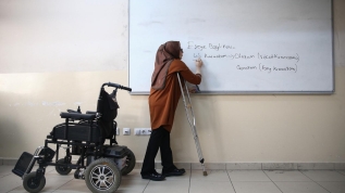 Ailesinin sırtında taşıdığı Zeynep öğretmen öğrencilerine güç veriyor