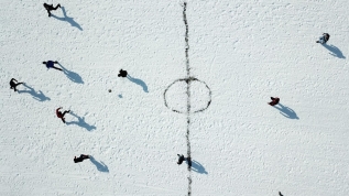 Buz tutan Çıldır Gölü'nde futbol keyfi