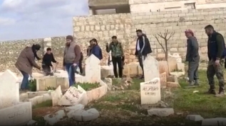 'Şebbiha' ve rejim askerleri yine mezarlıkları yıktı