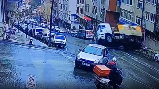 İBB'nin asfalt dökme aracı park halindeki 2 aracın üzerine devrildi