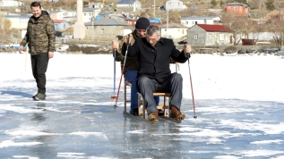 Çıldır Gölü'nde sandalyeli buz kızağı ve kar bisikleti keyfi