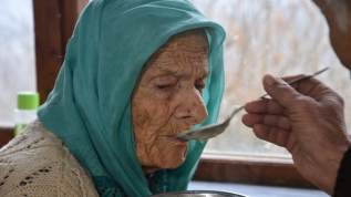 102 yaşındaki annesine gözü gibi bakıyor