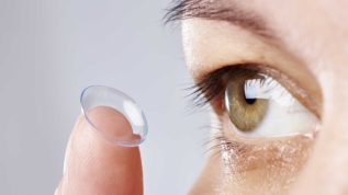 Doktorlardan 'Koronavirüs riskini azaltmak için lense yerine gözlük kullanın' tavsiyesi