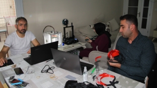 Öğretmenler 3D yazıcılarda yüz koruyucu maske üretiyor