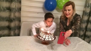 Sağlıkçı anne babadan 'online' doğum günü kutlaması